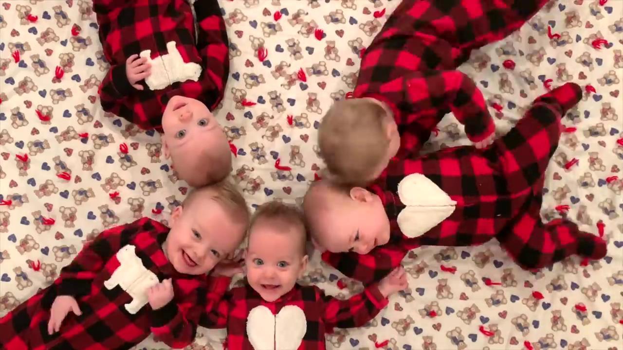 客厅|5胞胎在客厅等妈妈给自己冲奶粉,一个个张望的小脑袋,太可爱