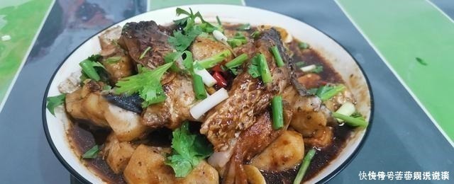 我家草鱼从不红烧,教你懒人做法,不加一滴水,上桌被全吃光!