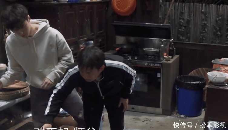 何老师|张艺兴做错菜自责,师父黄磊察觉他的情绪,随后做法暖到心里了!
