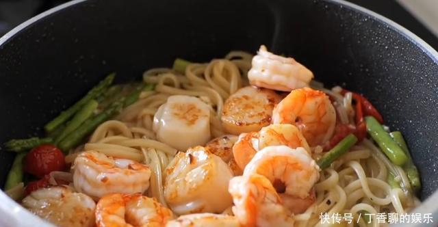 秋天|秋天,这碗意面要多吃,营养极高,自己做一盘不到20元