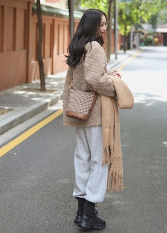 小姐姐|穿搭羊羔毛外套怎么穿出高级感?掌握这几套穿搭法则,好看又减龄!