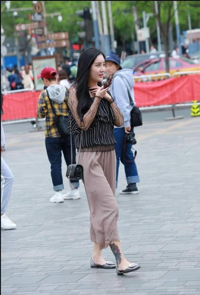 曲线|街拍小姐姐,成熟韵味有魅力,曲线丰腴,衣品好看经得起考量!