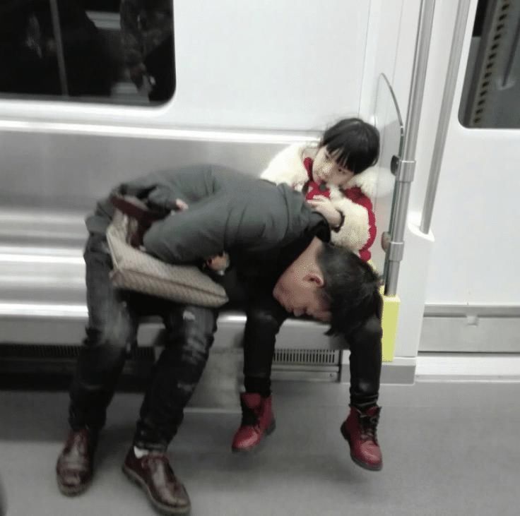 睡着|地铁上,女乘客靠着爸爸睡着,宝宝接下来的反应让人哭笑不得