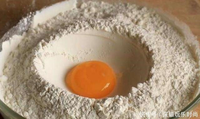 炸油条，加酵母粉加小苏打都不对，这才是正确做法，油条又香又脆