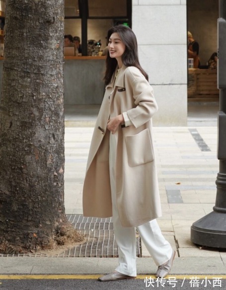 小白裤 “大衣+小白裤”=2022最火搭配,高级时髦有气质,关键是不烂大街