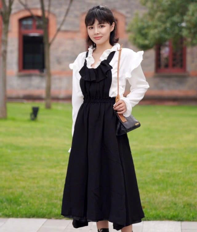 街拍:清新时尚的小姐姐,身穿个性连衣裙,简约而又不失潮流感