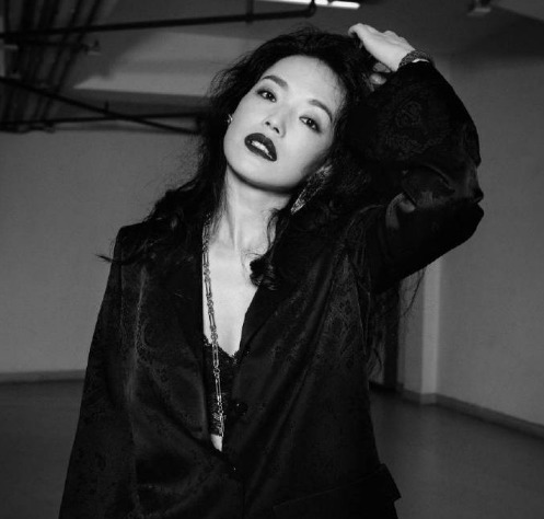 舒淇$“御姐女神”舒淇身穿长裙佩戴满绿翡翠站在花间, 美如一位仙子!