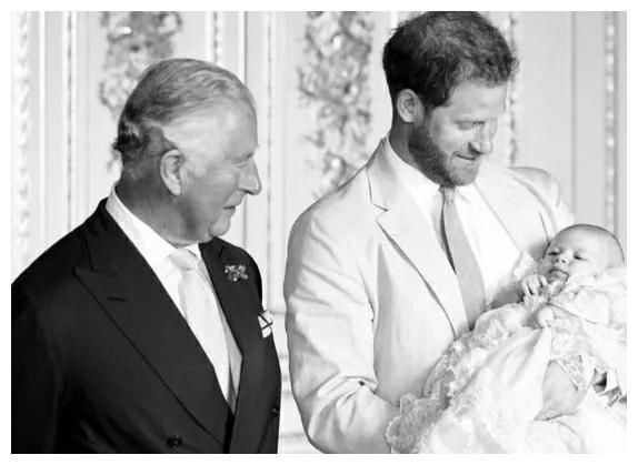 阿奇有明显美国口音不足为怪，查尔斯只见过阿奇两次是他自作自受