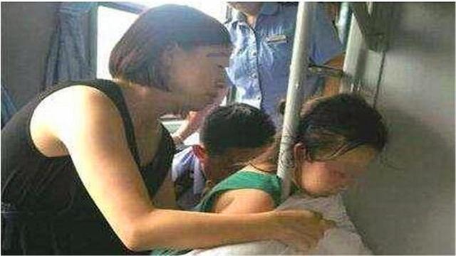 凌晨|凌晨孩子在火车上哭闹,男乘客不满怒骂,宝妈的举动让人心酸落泪