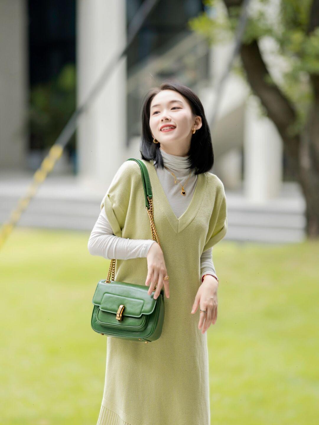 百搭 春天穿裙子就选毛衣裙,温柔舒适又百搭,普通人也能穿出高级感