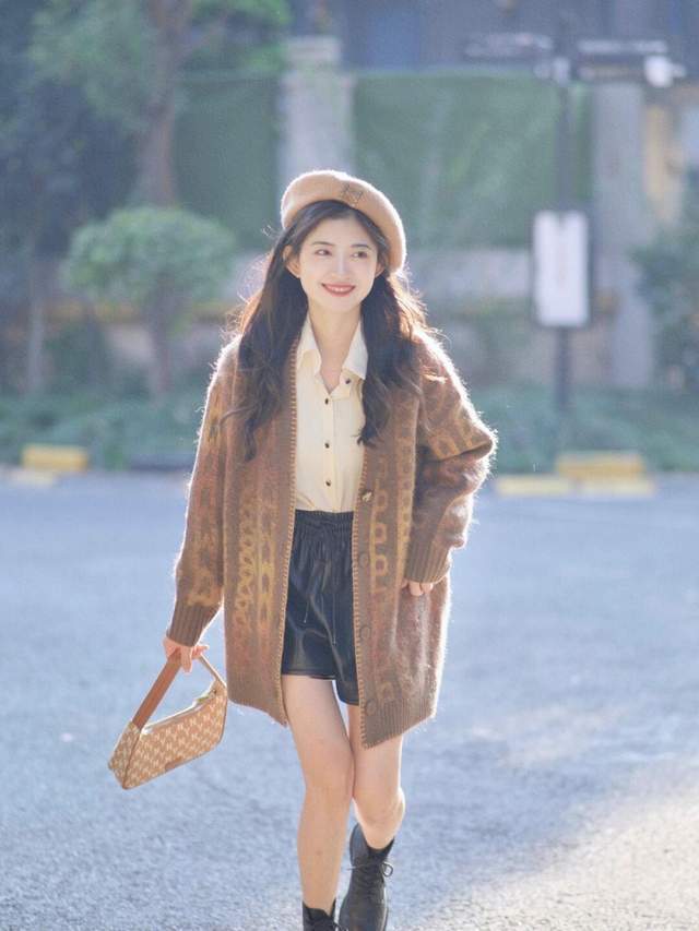 毛衣|秋冬想要穿出韩系风,试一试毛衣外套+皮短裤,时尚又不失性感
