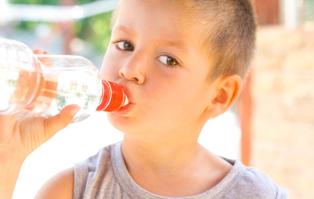 扁平足|父母常用避暑方式很“坑”娃，容易导致娃扁平足、秃头
