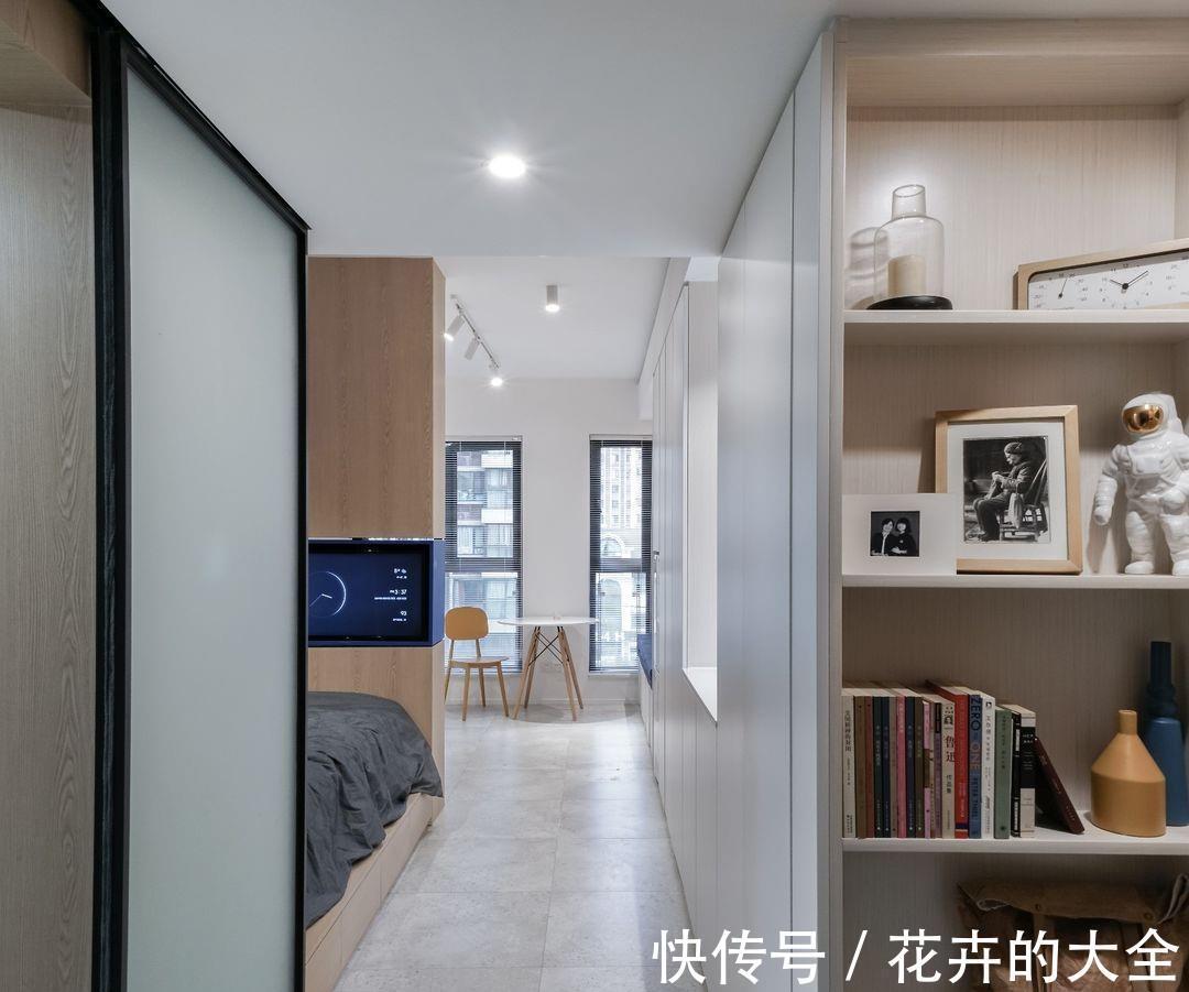 提亮|不到30平的单身小公寓，所有设备一应俱全，还有可旋转的电视