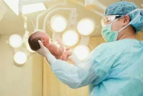 宝妈|产妇生下宝宝,看了一眼孩子大喊想要扔出去,令医生护士面面相觑