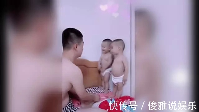 场面|双胞胎宝宝打架被爸教育,但威慑力似乎不够,妈妈一进来场面失控