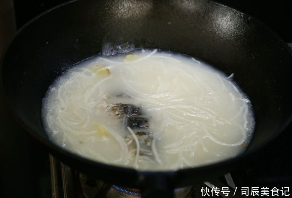 浓白|鲫鱼汤怎么做又浓又白、又鲜又不腥小妙招!十几分钟做浓白鲜汤