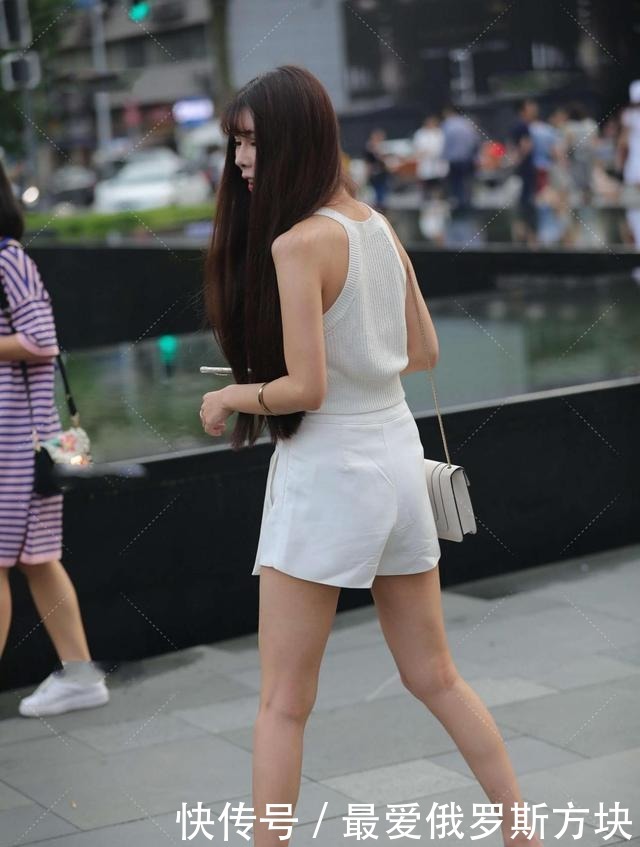 搭配|白色针织背心搭配白色裙裤,简约搭配清爽又宜人