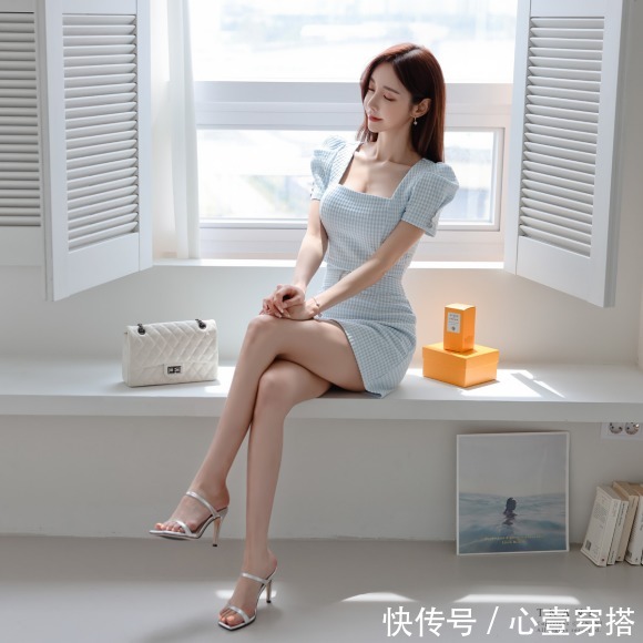 时尚|女神孙允珠高清时尚搭配:蓝色莎草汐砂清凉海岛包臀裙