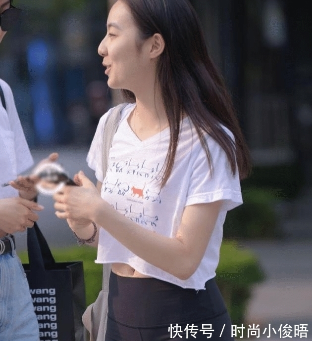 div “无痕”的瑜伽裤，搭配印花小短T，轻松营造大长腿，个性十足