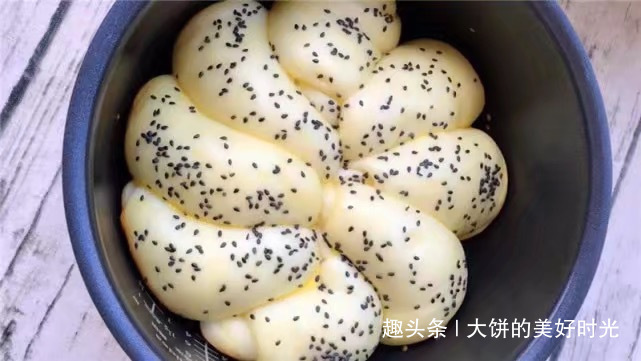 在家自制面包,不用烤箱,电饭锅就搞定,比馒头软,学会不用买了