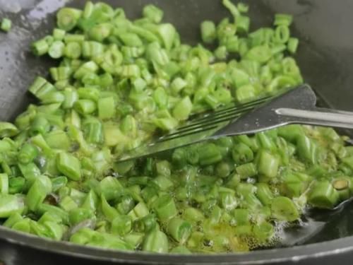 这菜是天然“祛湿高手”,常吃扫除体内宿便、湿气,小腰更瘦了