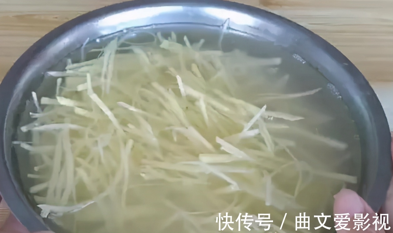 植物|养花别再把水和肥“分2回事”了,浇点它,盆栽土又湿又肥