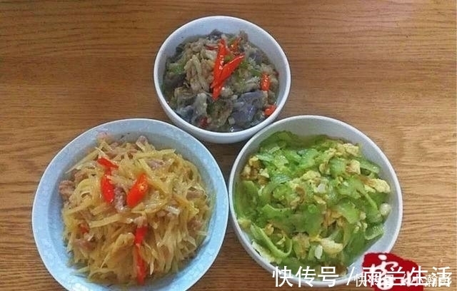两个人的晚饭，3个菜，才花了15块钱，还有荤有素，真会过日子