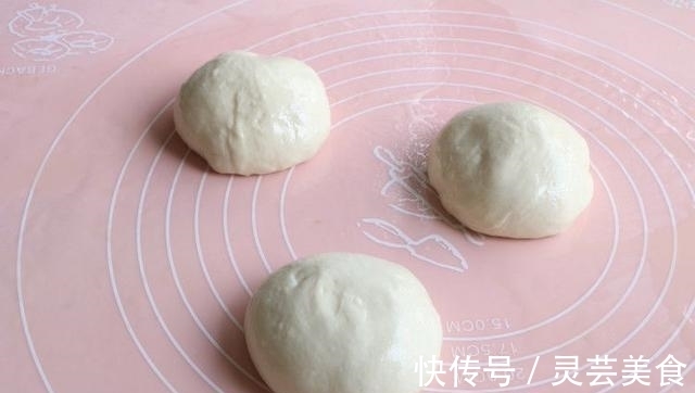 做法简单的烙饼，不用揉面不用发面，外酥里嫩热乎乎的才好吃