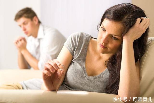 坐完月子要上班，想让姥姥看娃，爸爸坚持让奶奶带，该让谁看？