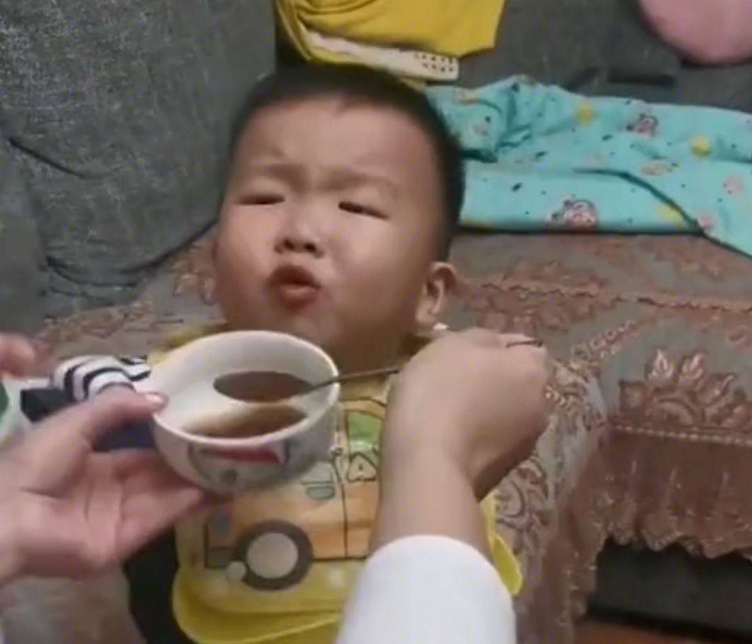 家长|3岁儿子喝药“被套路”走红每口都是最后一口,家长学到了