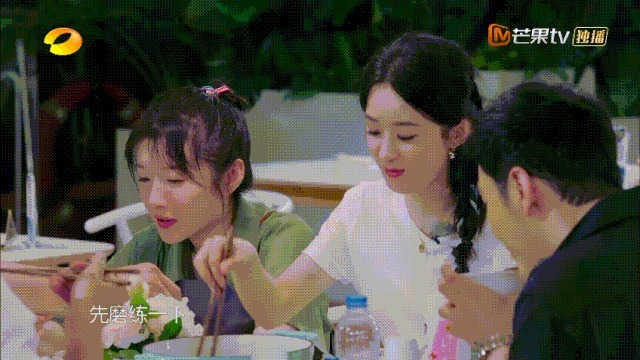 中餐厅|张亮黄晓明澄清也没用,网友扒赵丽颖多场合扒拉菜,还抢李晟水喝