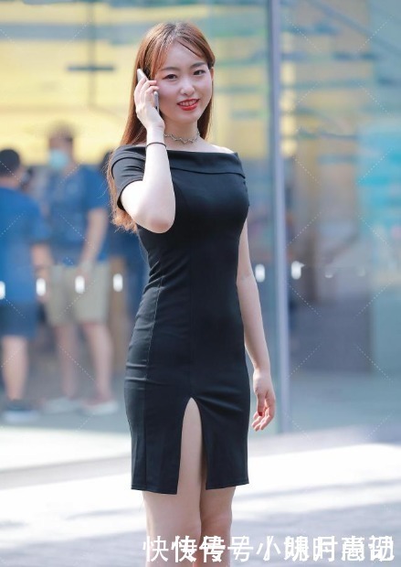 街拍黑色开叉短款裙,衬托出白皙的皮肤,一看就知道是00后的仙女