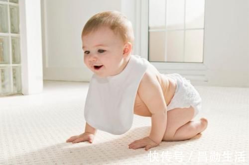 小动作|宝宝睡整觉后,晚上还需要给他们换尿不湿吗?主要得看这3个因素