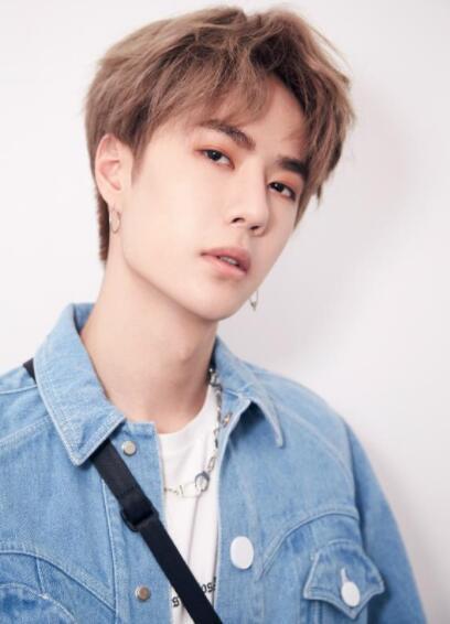 彭楚粤|王一博接受采访,主持人问肖战演技如何,他用4字来评价