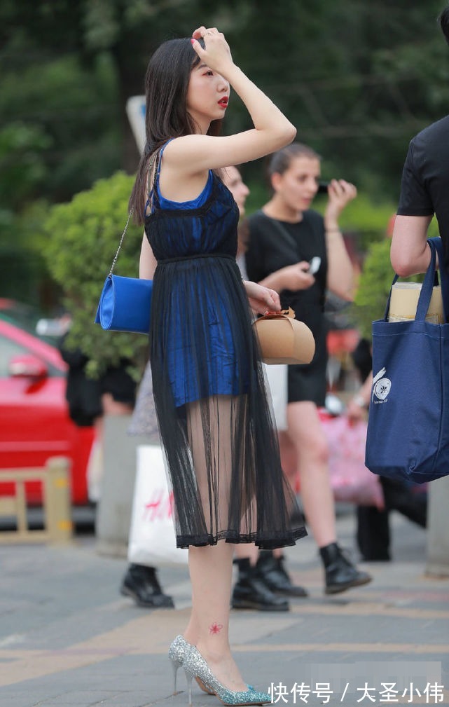 街拍|美女街拍:吊带连衣短裤外搭黑色薄纱裙的装扮,展现出了让人眼前一亮的美