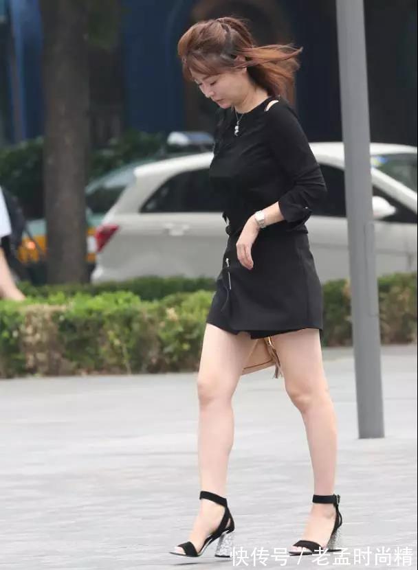 性感 街拍:在微风中走路的风韵性感少妇