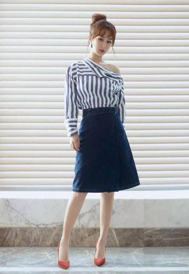 伊万卡气质全开!穿条纹衬衫搭配牛仔裤高贵洋气，意外穿出高级感