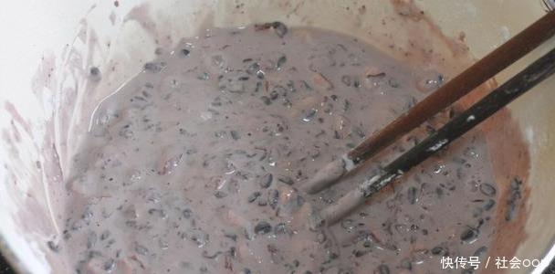 冬天多吃黑米补血比红枣强,蒸一蒸就上桌,细腻好消化,孩子最爱