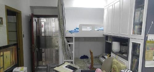 过道|一家四口住房，百万“豪宅”仅35㎡，进门就是卧室，太憋屈了