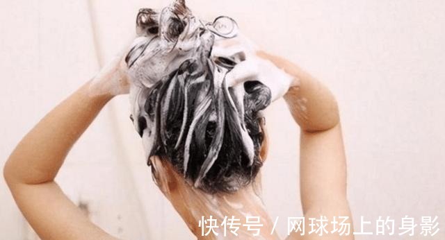 脱发|头发刚打湿就用洗发水难怪脱发严重还油得快,教你正确洗发方法