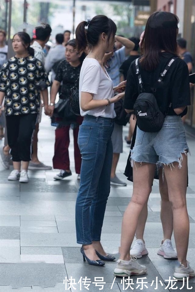 时尚穿搭，小姐姐搭配了一件白色T恤，配色清爽减龄