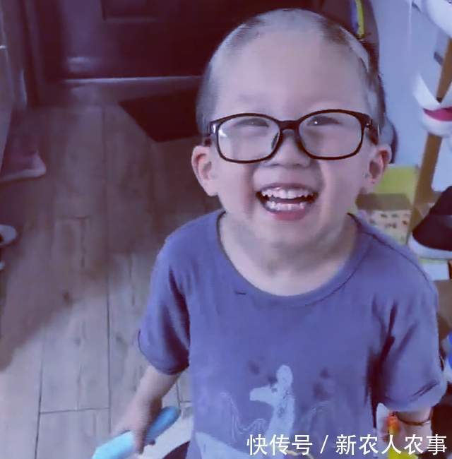 妈妈|江苏一小朋友火了,偷偷地在家里给自己理发,妈妈发现后瞬间崩溃