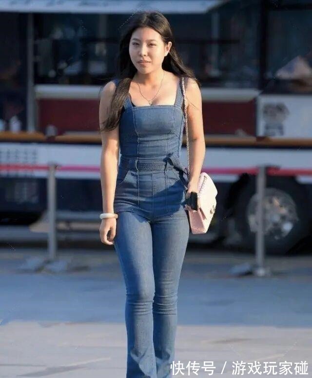 吊带 “胯大”的打底裤美女,露腿的穿搭组合很加分,魅力过人!