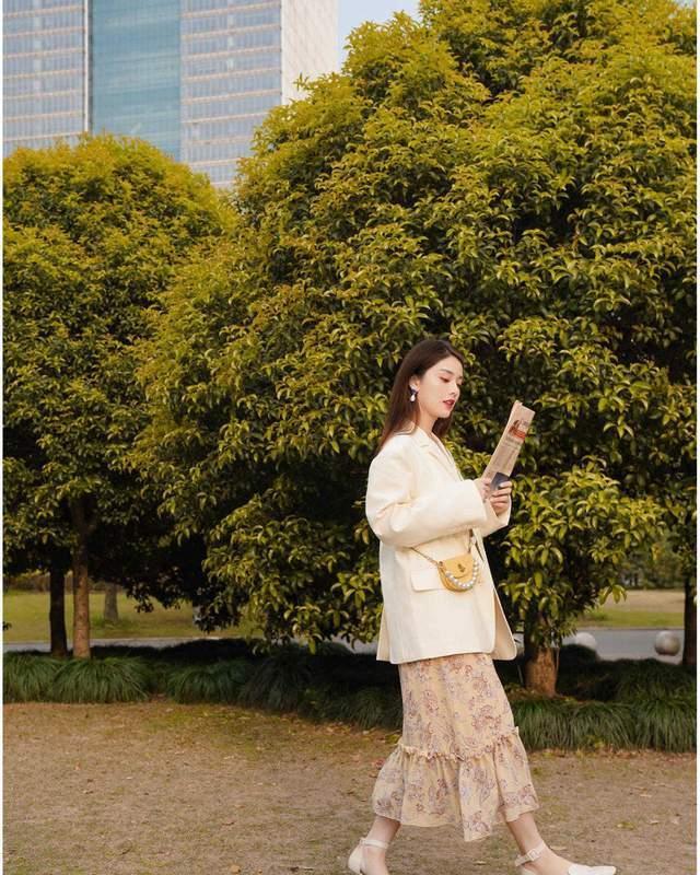 连衣裙 西服不一定配T恤，用抹胸上衣、打底衫和连衣裙搭配，更好看