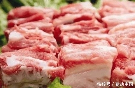买排骨时,见到“这4种”扭头走就对了,别图便宜,内行人都不买