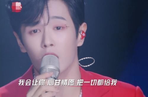 李汶翰初舞台被评为倒数,粉丝不满集体抗议,镜头切到台下许幻山表情太真实