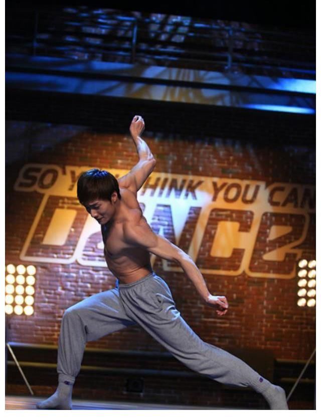 曾被王菲邀請(qǐng)助演，也是春晚常客，張傲月才是《追光》的掃地僧