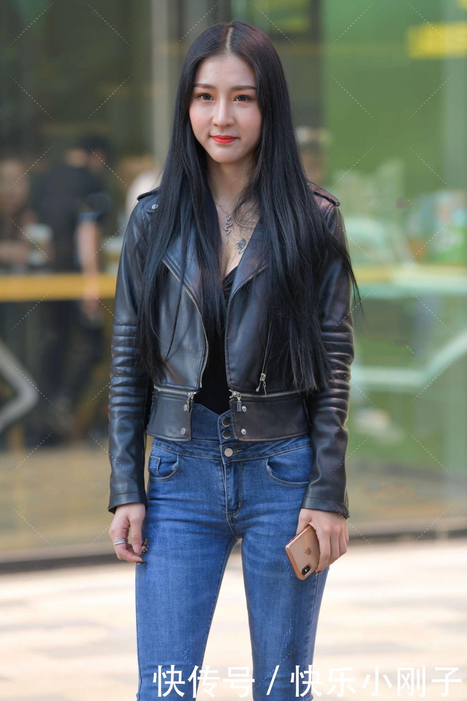 黑色短款皮衣,搭配牛仔裤,显高又显瘦,打造时尚高级范儿