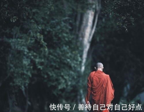 上联&俊俏尼姑出一上联池中荷叶鱼儿伞,和尚下联非常经典,动人凡心!