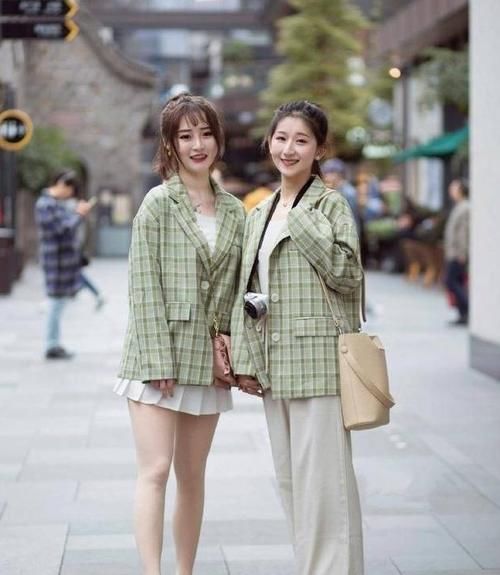 美女|美女小姐姐穿搭，西装外套搭配牛仔短裤，魅力十足！